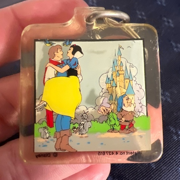 Vintage Snow White And Seven Dwarfs Keychain Plastic Gift Princess Disney - Picture 8 of 8